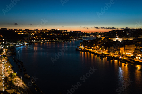 panoramica nocturna de Oporto y del río Duero al anochecer © Demianastur