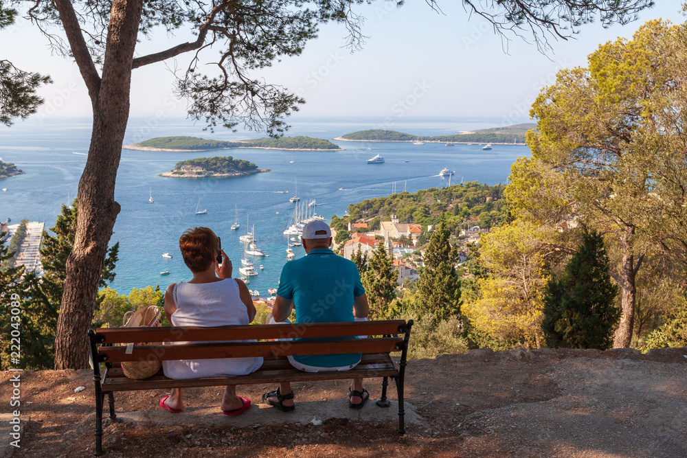Des touristes regardant la mer