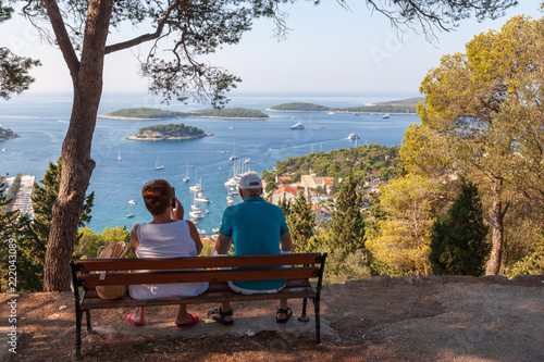 Obraz na płótnie Des touristes regardant la mer w salonie