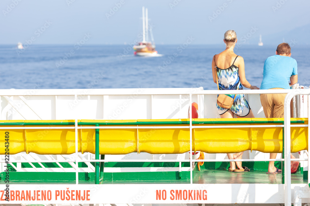 Des touristes regardant la mer