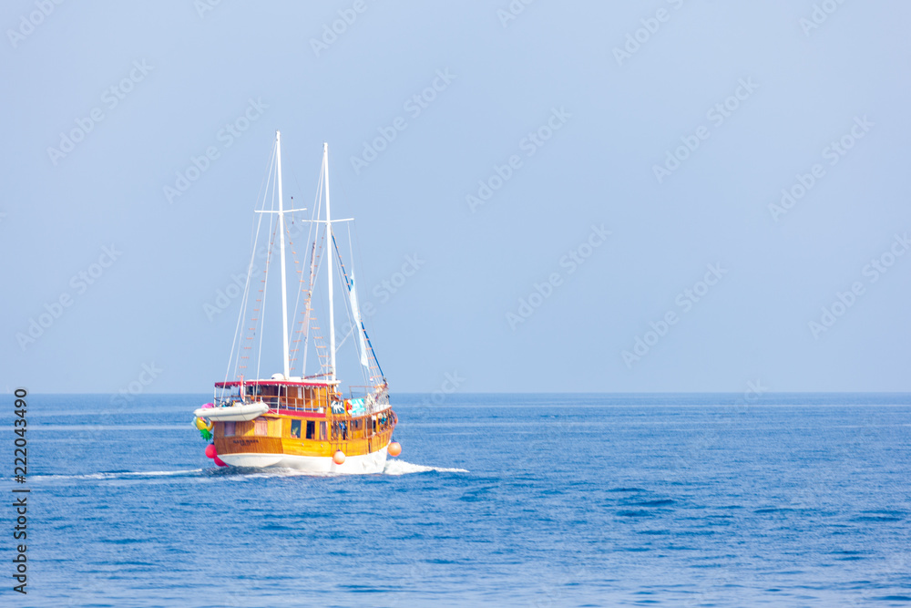 Un bâteau sur la mer adriatique