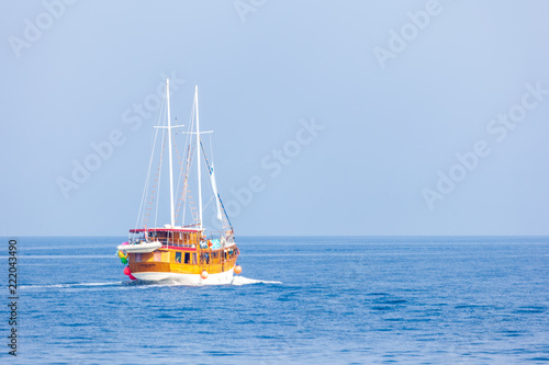 Obraz na płótnie Un bâteau sur la mer adriatique w salonie