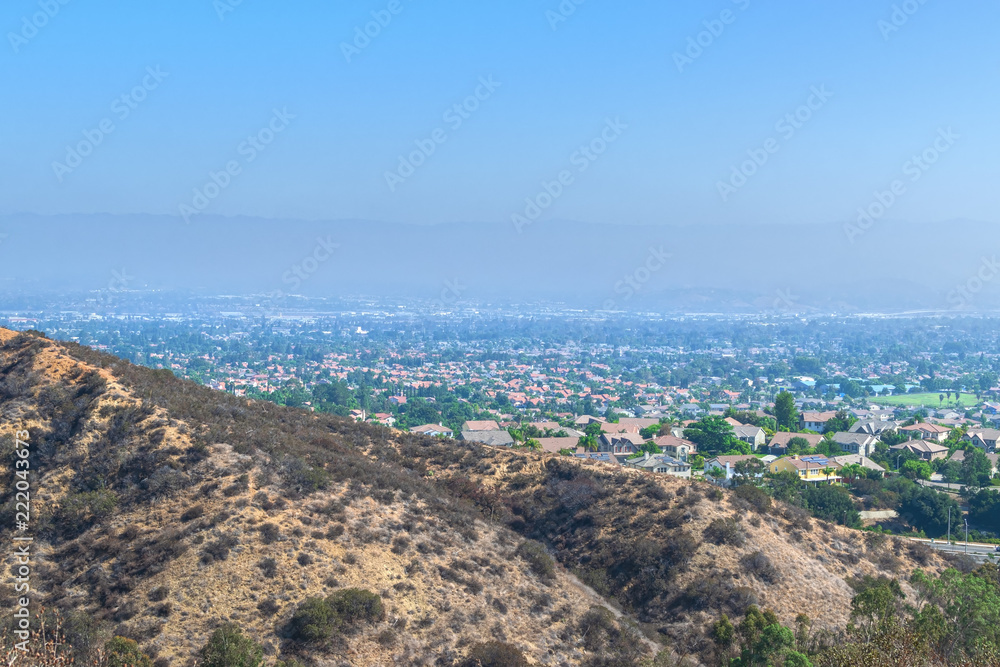 Obraz premium Morning haze covers inland empire of California city with mountains in the distance