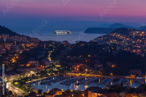 Vue de nuit de Dubrovnik en Croatie