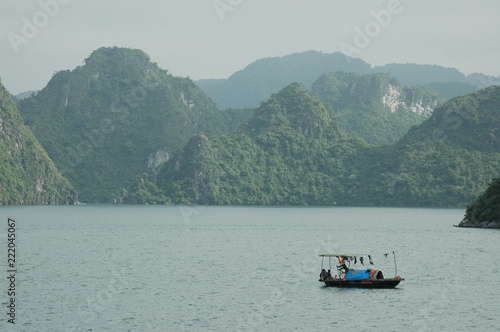 Traditional fishing boat, Ha Long bay, Vietnam © Didier San Martin