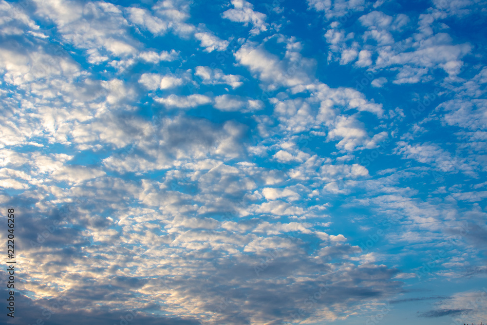 Wolkengebilde am Abend bei blauem Himmel.Standort: Deutschland, Nordrhein-Westfalen