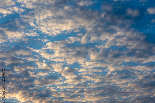 Schöner Wolkenhimmel am frühen Abend bei blauem Himmel.Standort: Deutschland, Nordrhein-Westfalen © Stefanie