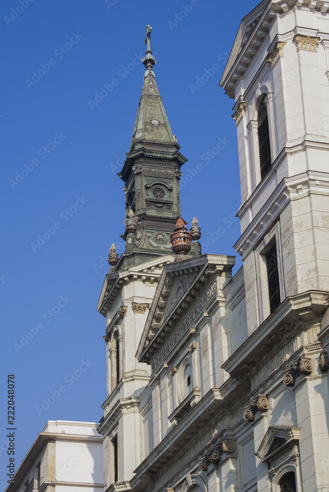 Kirchtürme von der orthodoxen Kathedrale der Herrin in Budapest mit Namen Istenszülő elhunyta Nagyboldogasszony 