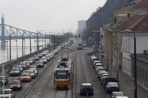 Straßenverkehr in Richtung Süden in Budapest am Ufer der Donau auf der Straße namens Szent Gellért rakpart
