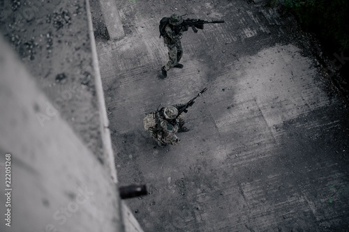Canvastavla Military intelligence of the destroyed building, military soldiers storming the