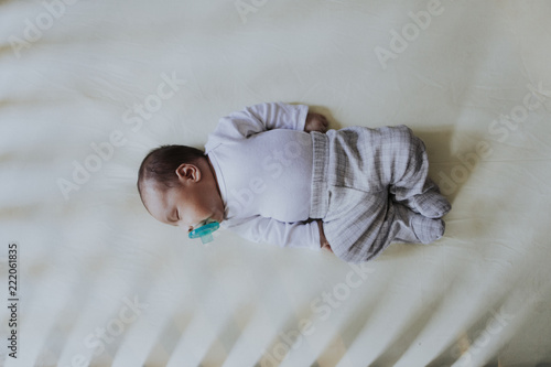 Canvastavla Peaceful baby sleeping in a crib