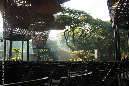 Evento al aire libre en Medellin Colombia. Evento corporativo o cultural realizado en un espacio abierto. Combinacion de la naturaleza y la arquitectura moderna