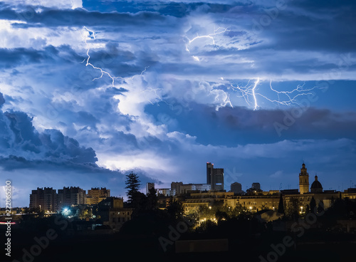 hermoso cielo nocturno durante una tormenta electrica con relampagos y rayos, por la noche, en Valencia photo