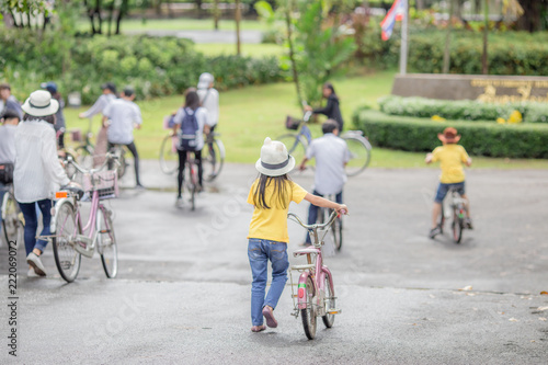 Bang Kachao: August 26, 2018, students, group activities at the park, Sri Nakhon Khuean Khan Park and Botanical Garden, Tambon Bang Kachao, Amphoe Phra Pradaeng, Samut Prakan, Thailand