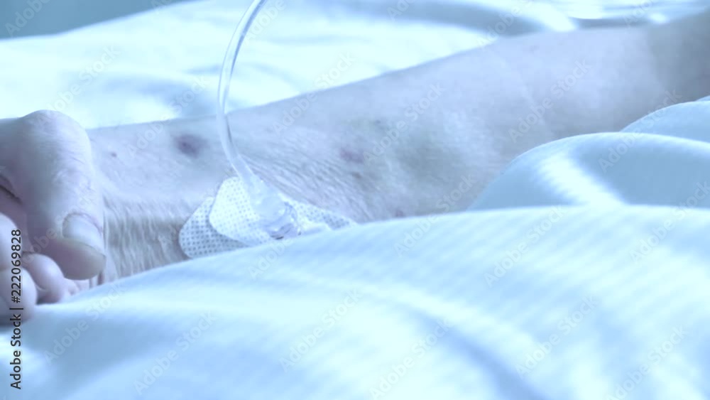 4K, Patient in the hospital has a central puncture (catheter). Elderly