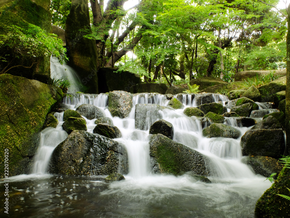 岩場を流れる川 岩場を流れる川