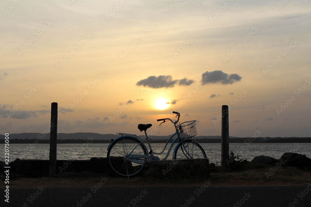 Fototapeta premium A bicycle and sunset around Bendiwewa Lake in Polonnaruwa