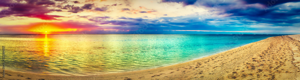 Fototapeta premium Seaview o zachodzie słońca. Niesamowity krajobraz. Piękna plaża panorama