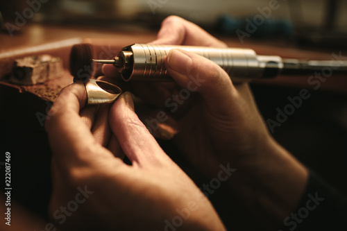 Fotografia, Obraz Jeweler making gold ring