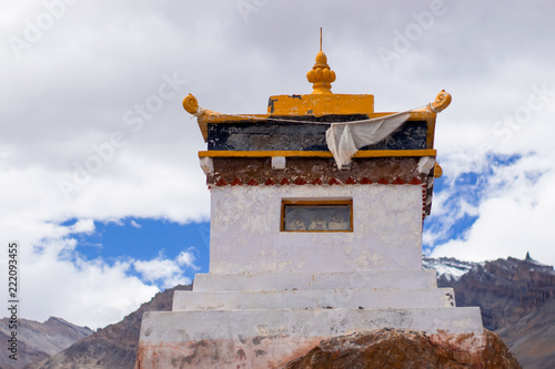 Foto A small Tibetan monastery in the mountains.
