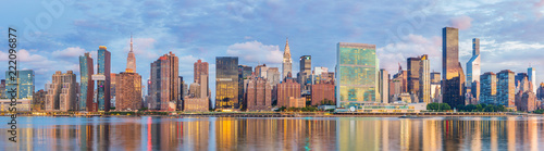 Valokuva View to Manhattan skyline from the Long Island City at sunrise
