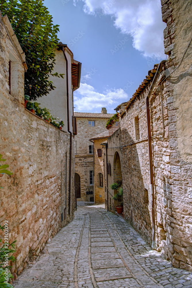 Fototapeta Pusta ulica z kamiennymi domami w antycznym miasteczku Spello, Włochy