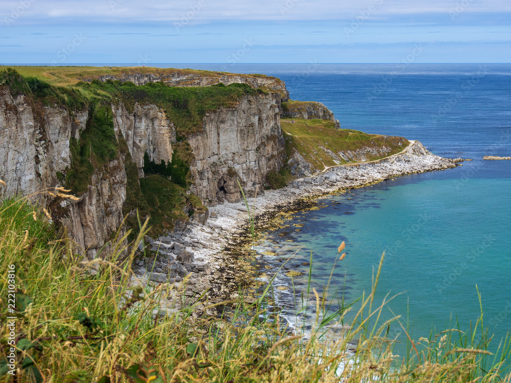 Die Küste auf der Causeway Costal Route in Nordirland Die Küste auf der Causeway Costal Route in Nordirland