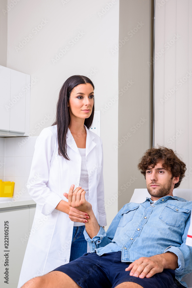 Fototapeta premium A young male patient in the emergency room with doctor 