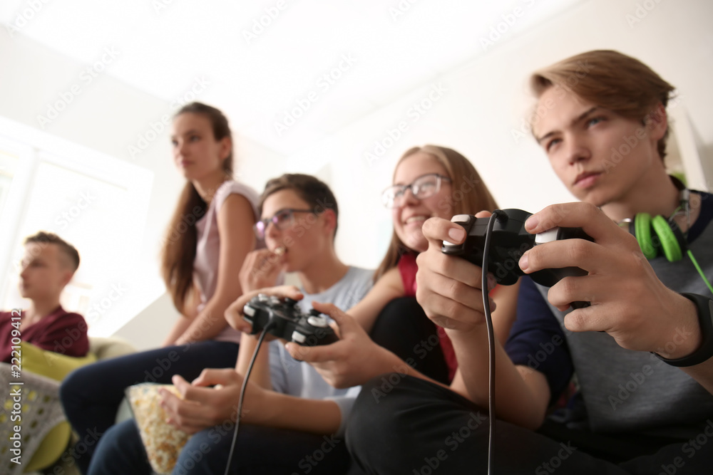 Obraz premium Teenagers playing video games at home