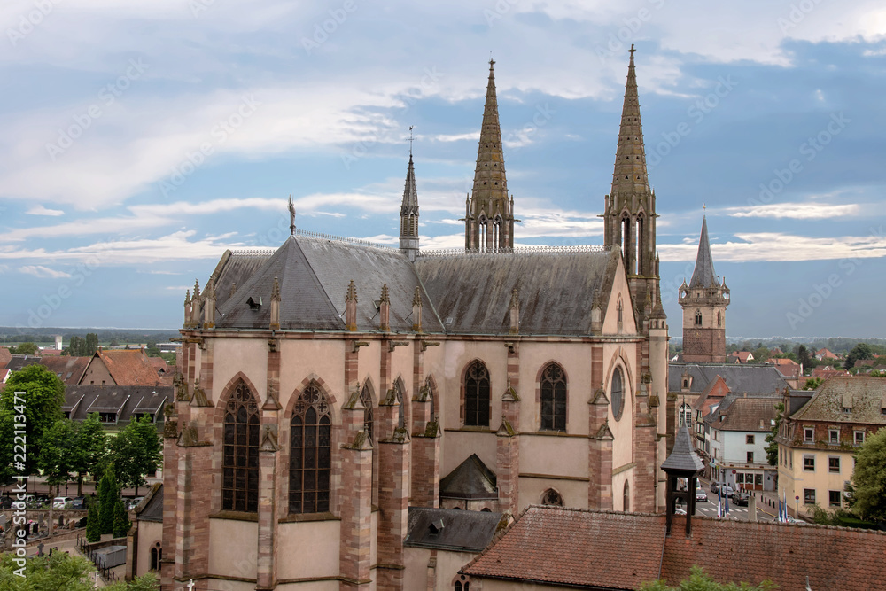Obernai. Vue arrière de l'église saints Pierre et Paul, Alsace, Bas Rhin. Grand Est