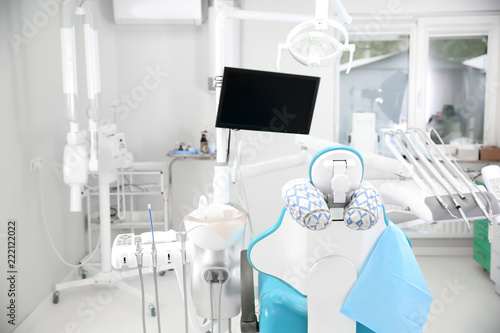 Equipment in modern dentist's office © Pixel-Shot