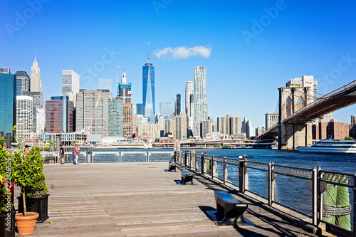 Blick vom Brooklyn Bridge Park Pier auf die Brooklyn Bridge und Manhattan