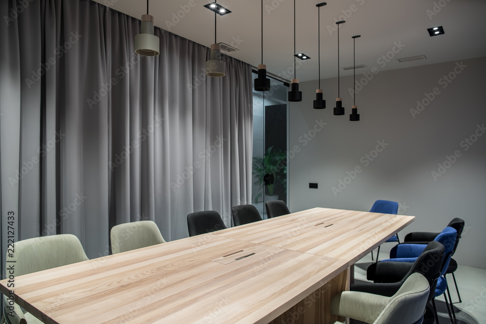 Obraz premium Stylish conference room with gray and blue walls