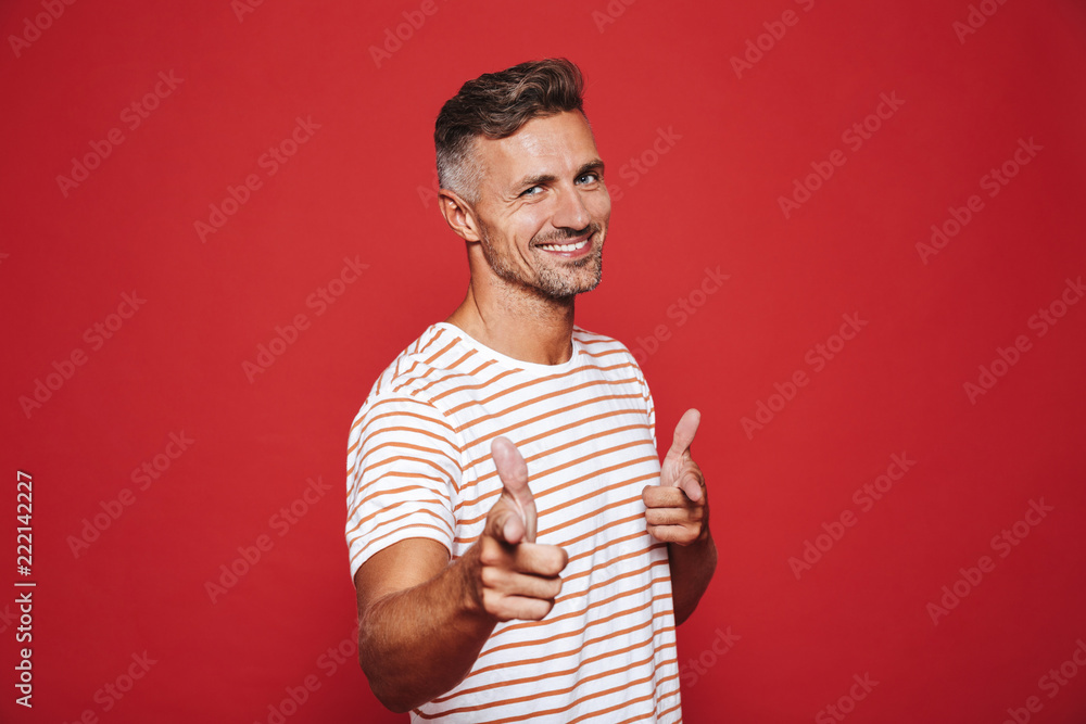 Φωτογραφία Caucasian man 30s in striped t-shirt gesturing index finger on camera meaning he
