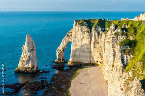 Obraz na plátně Natural chalk arch at Etretat, France