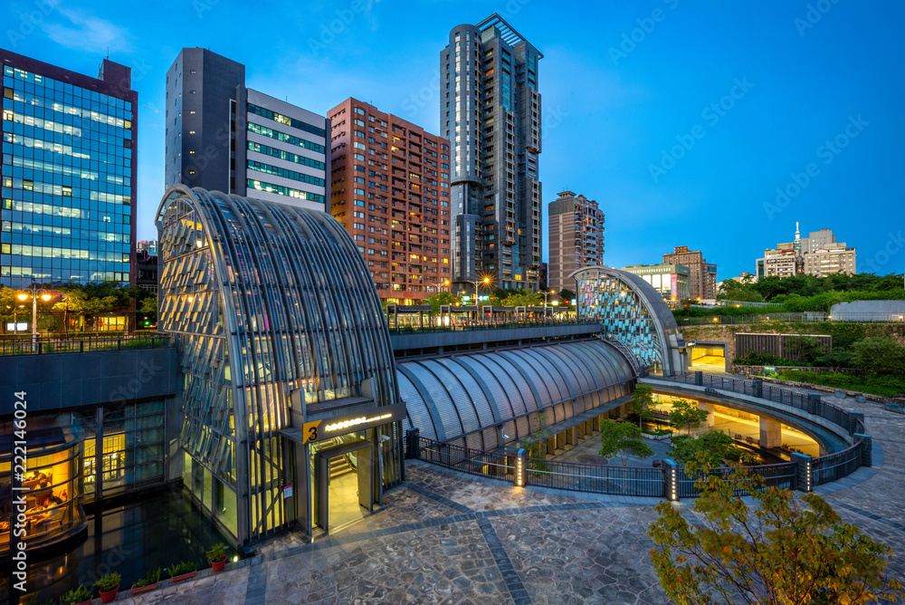Fototapeta premium night view of daan park station in taipei