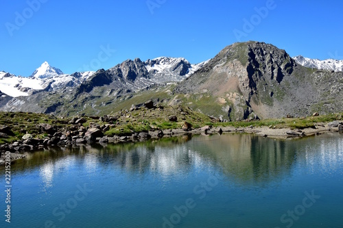 Berge der Ortlergruppe in den Alpen spiegeln sich im Bergsee neben der Martellerhütte in Südtirol