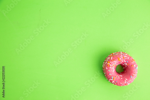 Obraz na płótnie pink donut in colorful background w salonie