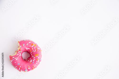 Obraz na płótnie pink donut on white background w salonie