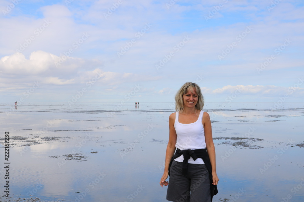 Frau bei Wattwanderung im Wattenmeer der Nordsee vor Cuxhaven Frau bei Wattwanderung im Wattenmeer der Nordsee vor Cuxhaven