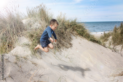 Junge springt am Strand