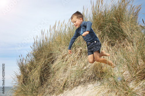 Junge tobt am Strand
