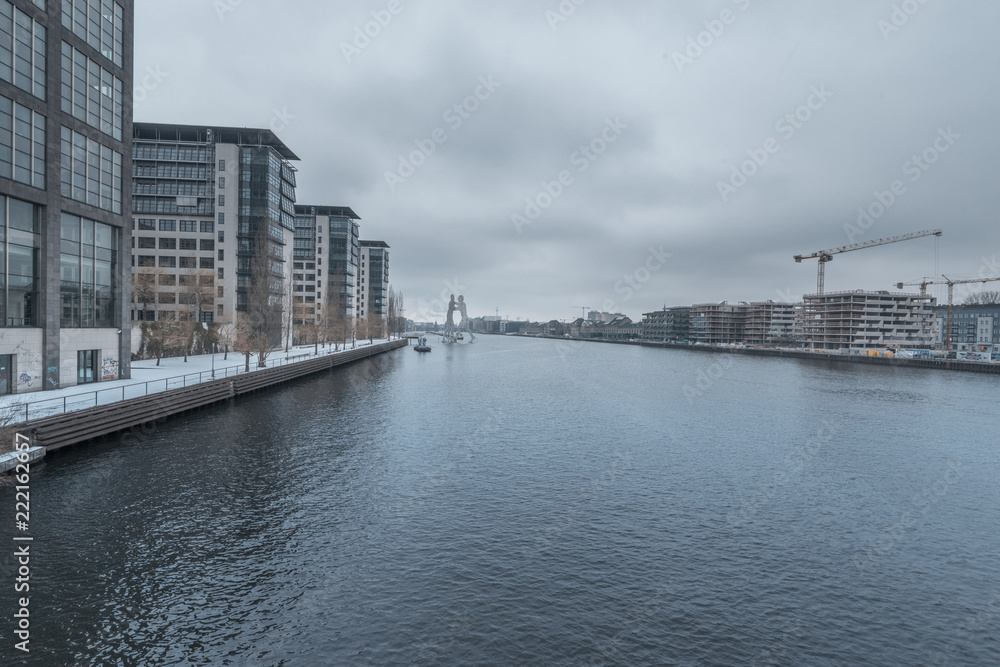 Berlin mit Blick auf Fernsehturm und Molecule men Berlin mit Blick auf Fernsehturm und Molecule men