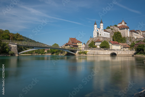 Stadt mit Kirche am Fluss und Brücke