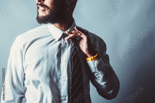 Bild auf Leinwand Corporate beard man releases tight tie