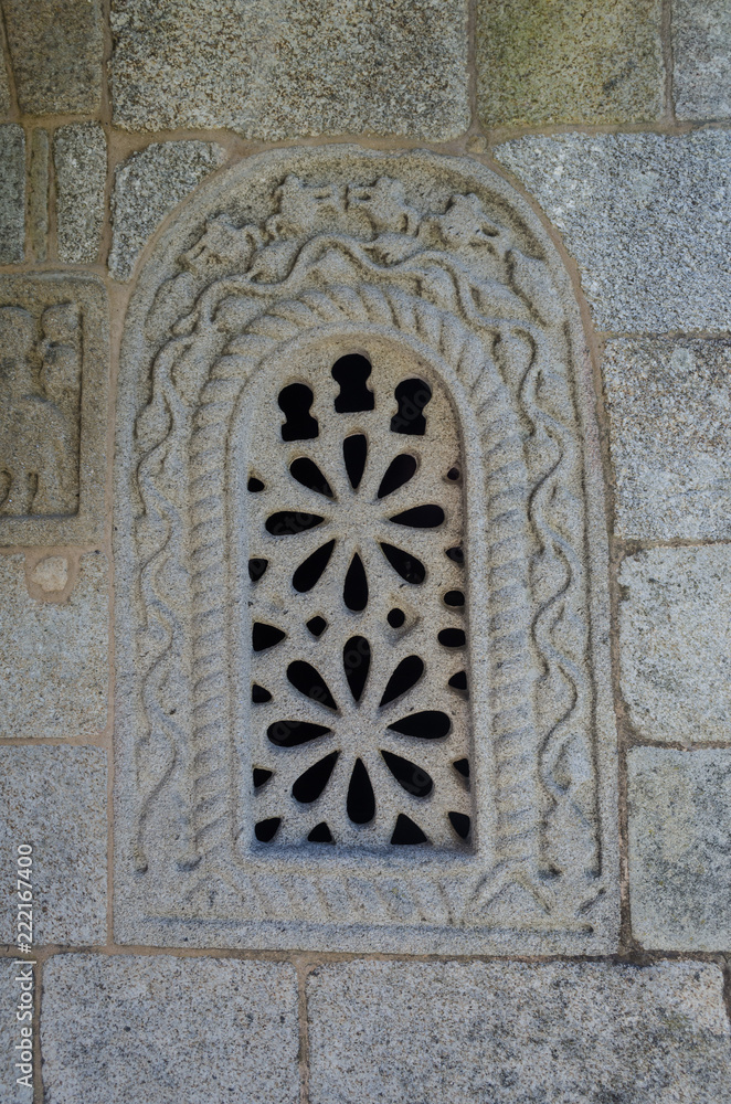 Ventana en la fachada de la capilla visigótica de San Xes de Francelos, Ribadavia. Ourense, Galicia. España.