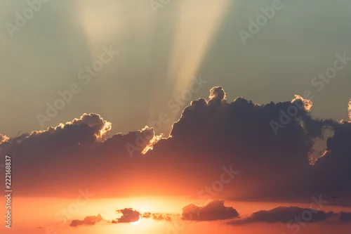 Fototapeta Zachód słońca z pięknymi promieniami słońca.