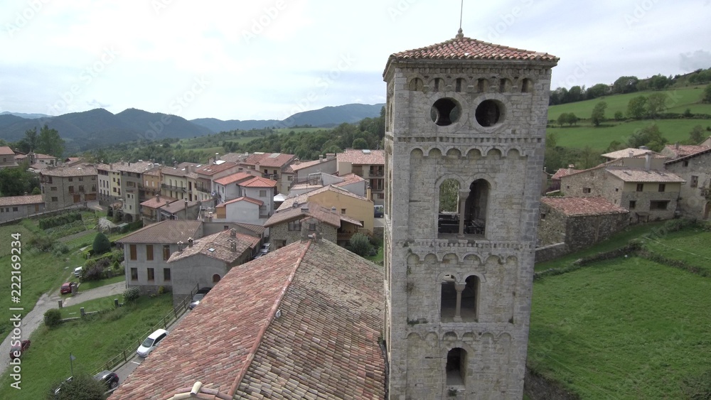 Iglesia romanica de Mollo, pueblo de Gerona en Cataluña,España