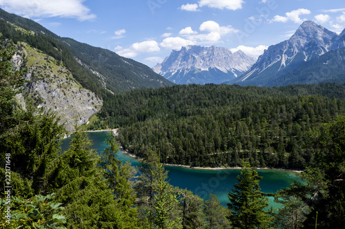Fototapeta Naklejka Na Ścianę i Meble -  Hintersee mit Zugspitze im Hintergrund