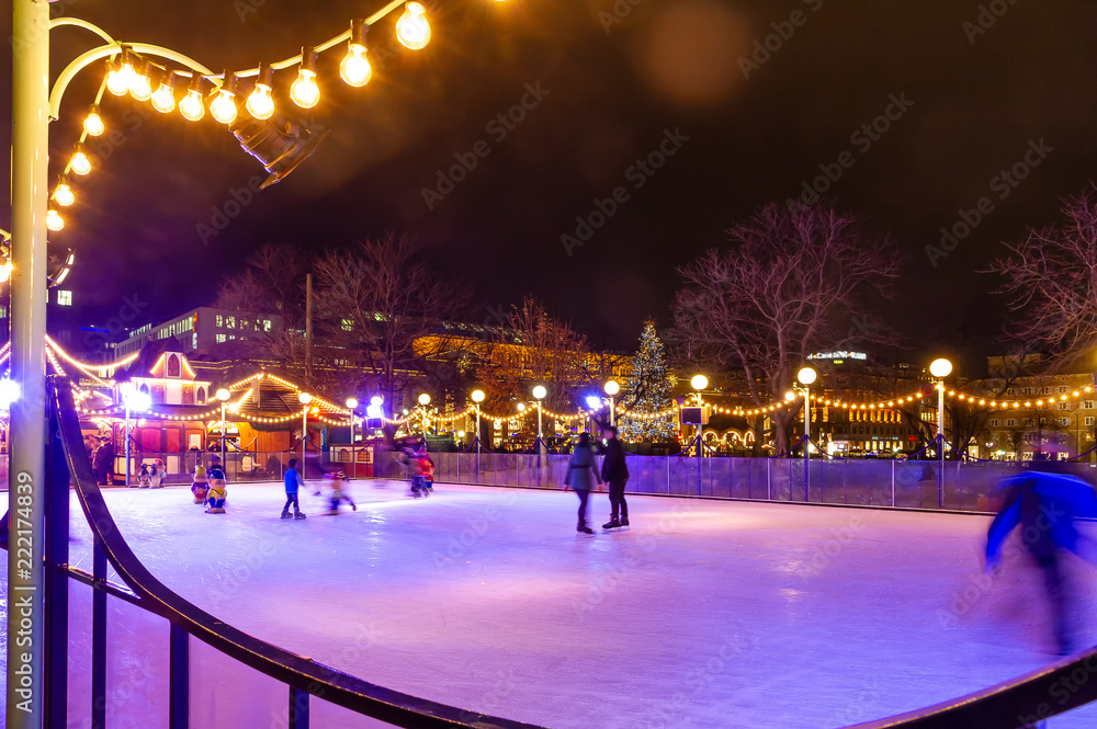 Stuttgart Weihnachtsmarkt Eisbahn 2025 Noel Shirline